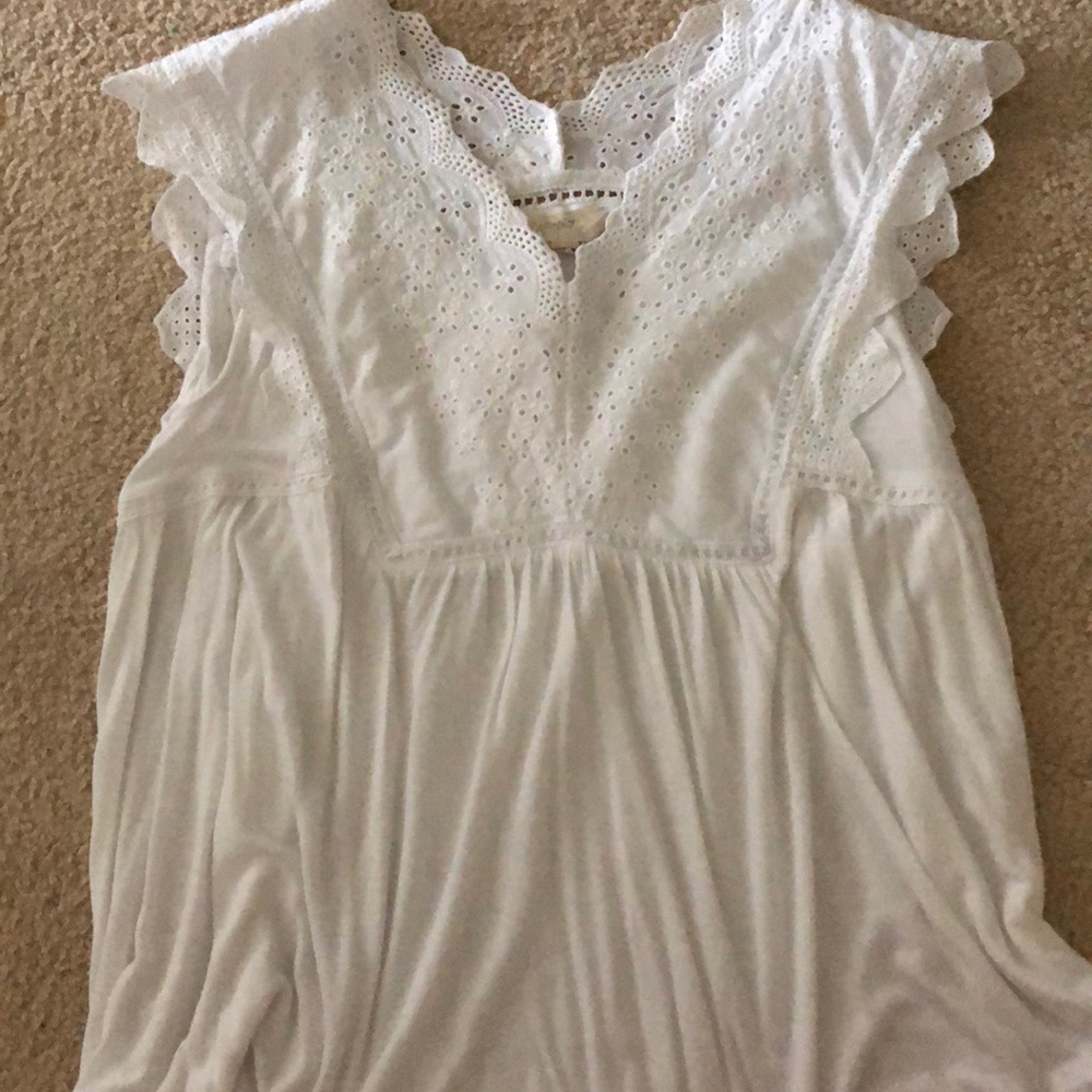 Adorable flowy white summery top!